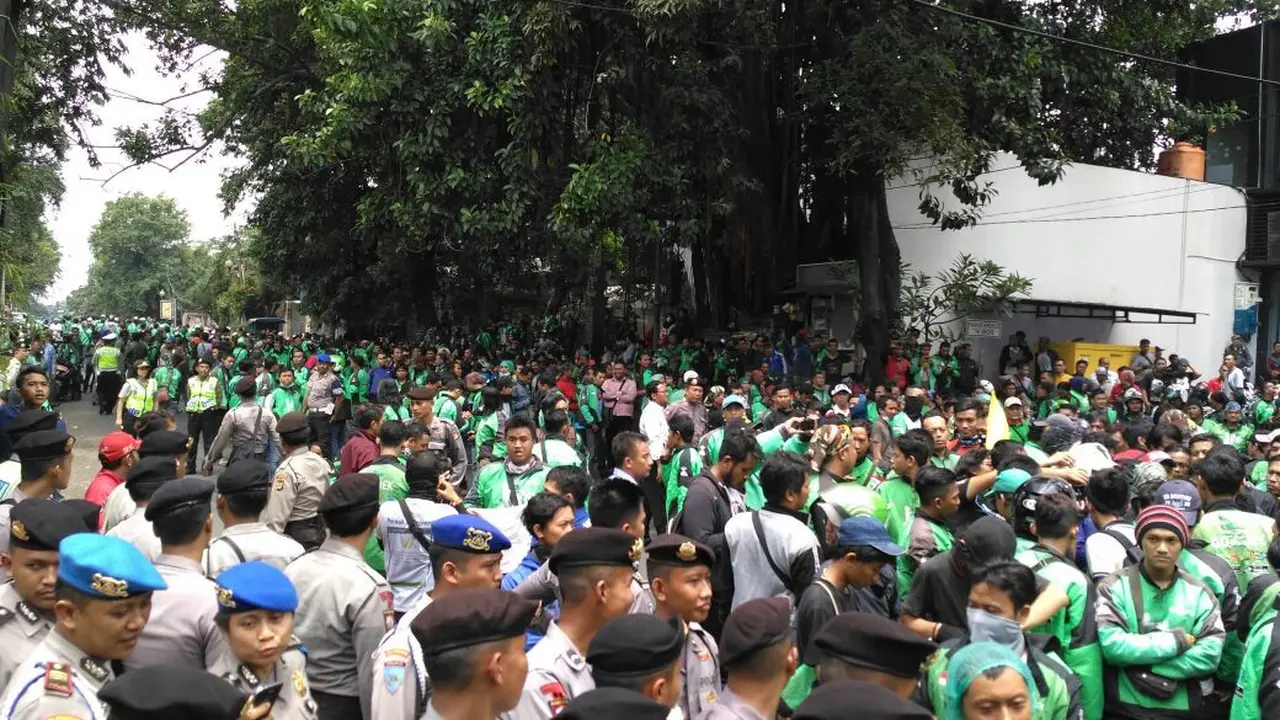 Unjuk rasa ratusan driver Gojek di kantor PT Gojek Indonesia, Kemang, Jakarta Selatan, mulai memanas.