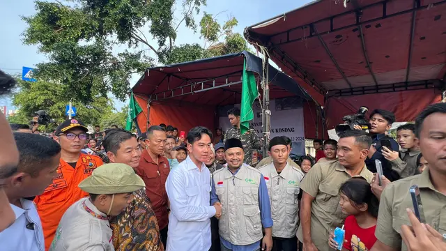 Wakil Presiden (Wapres) RI Gibran Rakabuming Raka meninjau warga terdampak kebakaran di Kebon Kosong, Kemayoran, Jakarta Pusat, Rabu (11/12/2024).