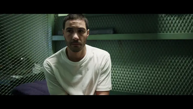 Tahar Rahim sebagai Mohamedou Ould Slahi dalam The Mauritanian. (Foto: Dok. STX Films)