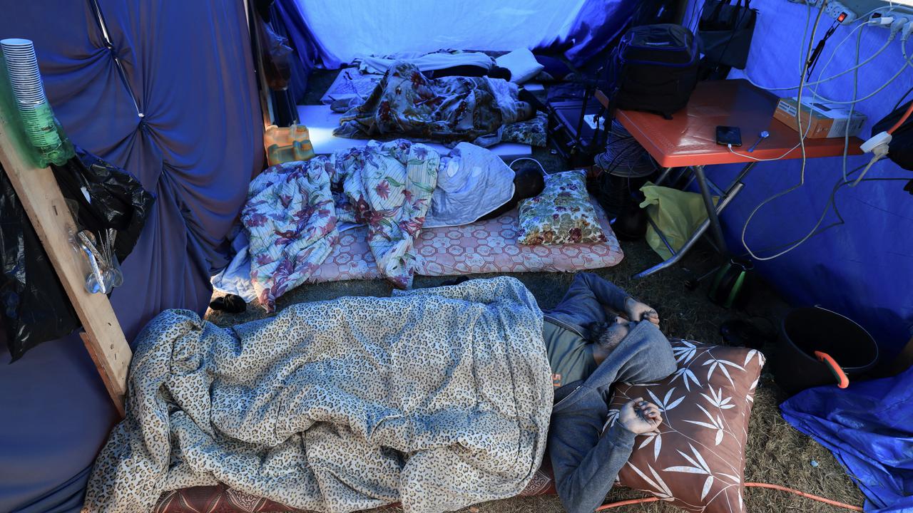 Para pengungsi Palestina mencari perlindungan di halaman Rumah Sakit Al-Nasser Gaza