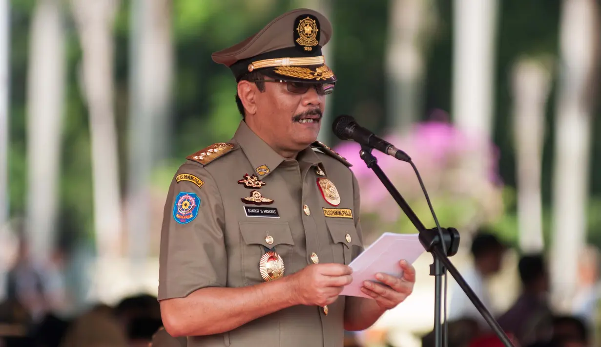 Wakil Gubernur DKI Jakarta Djarot Saiful Hidayat berpidato saat upacara hari ulang tahun Satpol PP dan Satuan Perlindungan Masyarakat (Satlinmas) di Jakarta, Kamis (27/4). (Liputan6.com/Gempur M. Surya)
