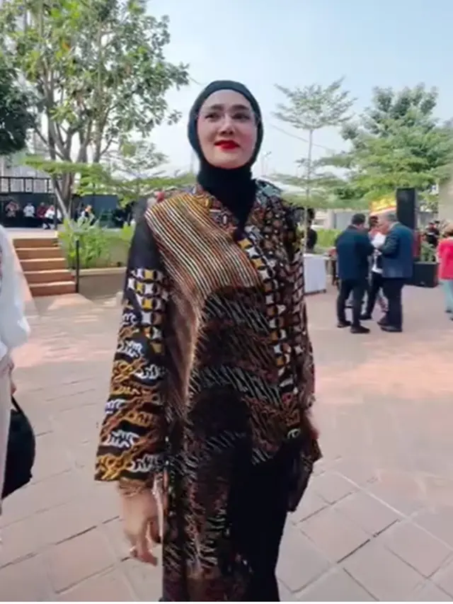 6 Outfit Batik Kantor Wanita Berjilbab ala Mulan Jameela, Elegan dan Stylish