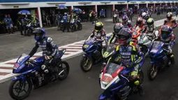Para pebalap bersiap mengikuti Yamaha Sunday Race seri 1 di Sirkuit Sentul, Bogor, Minggu (8/4/2018). Lomba ini diselenggarakan oleh Yamaha Indonesia Motor Manufacturing dengan mempertandingan 10 kelas. (Bola.com/Vitalis Yogi Trisna)
