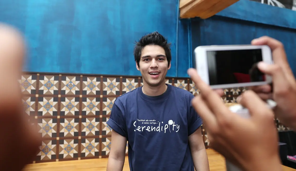 "Dulu aku itu masih culun dan cupu, kalau masukin baju ke celana itu ya celana dalemnya di luar. Ya aku memang gitu ya sudah jadi bahan ketawaan di sekolah," kata Maxime seraya tertawa mengenang masa lalunya. (Nurwahyunan/Bintang.com)