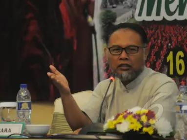 Bambang Widjojanto saat menjadi pembicara seminar nasional yang digagas oleh Konfederasi Serikat Pekerja Indonesia (KSPI), Jakarta, Senin (16/2/2015). (Liputan6.com/Herman Zakharia)