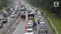 Sejumlah kendaraan berhenti di jalan tol Jagorawi menanti waktu buka tutup jalur menuju kawasan wisata puncak, Bogor, Jawa Barat, Sabtu (31/10/2020). Akhir pekan beriringan dengan libur panjang dimanfaatkan warga untuk mengunjungi lokasi-lokasi wiisata. (Liputan6.com/Helmi Fithriansyah)