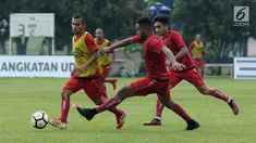 Pemain Persija, Riko Simanjuntak (kiri) berebut bola saat latihan di Lapangan Sutasoma, Halim Perdanakusuma, Jakarta, Selasa (20/3). Latihan ini persiapan menghadapi Bhayangkara FC di laga pembuka Liga 1 Indonesia 2018. (Liputan6.com/Helmi Fithriansyah)