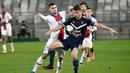 Striker Paris Saint-Germain (PSG), Mauro Icardi, berusaha melewati pemain Bordeaux, Laurent Koscielny, pada laga Liga Prancis di Stadion Matmut Atlantique, Rabu (3/3/2021). PSG menang dengan skor 1-0. (Photo by Philippe LOPEZ / AFP)