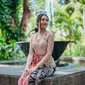 Dalam beberapa potret yang diunggahnya di Instagram, terlihat pemeran “Layangan Putus” itu tampil anggun bak gadis Bali dalam balutan kebaya Bali berwarna cream. [@anyageraldine]