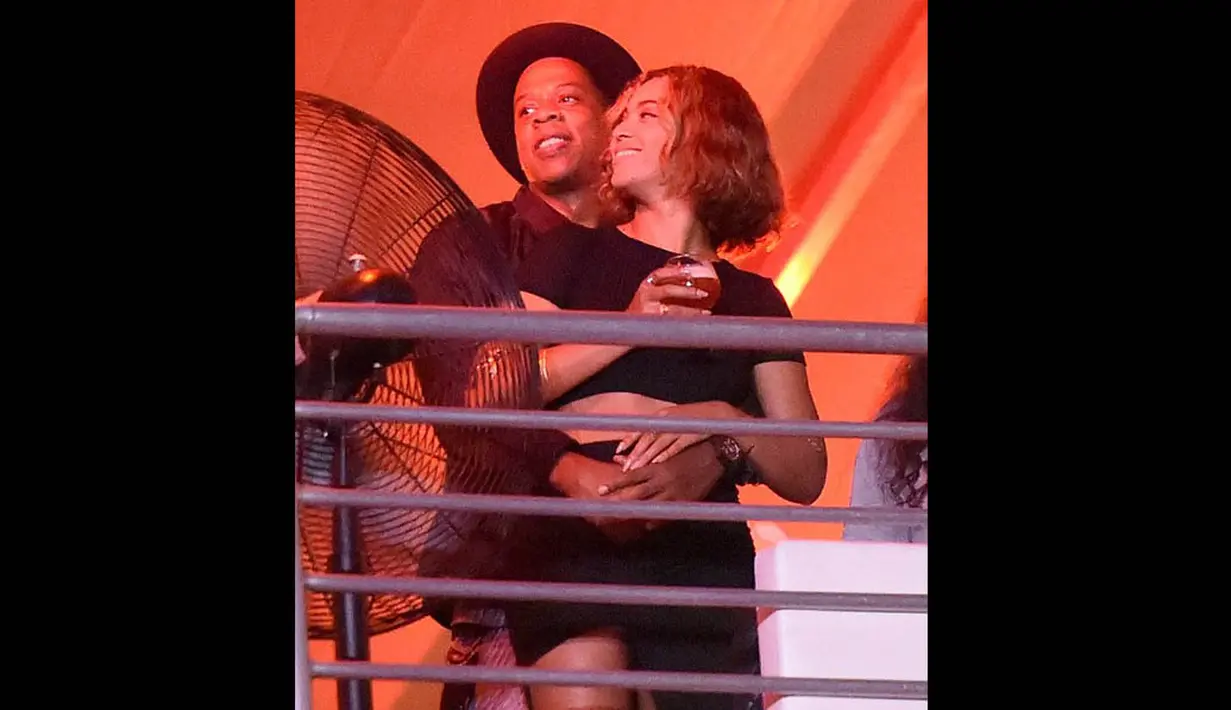 Beyonce mengenakan crop top yang dipadukan dengan rok pendek hitam. Sementara, Jay Z tampak keren dengan fedore dan jas hitam, Senin (1/9/14). (Dailymail)