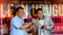 Menpora Imam Nahrawi (kiri) bergaya bersama Daud Jordan usai memberikan keterangan jelang gelaran Battle In Uruguay, Jakarta, Kamis (31/3/2016). Laga ini digelar di Montevideo, Uruguay pada 4 Juni mendatang. (Liputan6.com/Helmi Fithriansyah)
