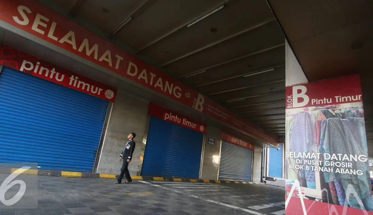 Petugas keamanan berpatroli di sekitar pertokoan yang tutup di Pasar Tanah Abang, Jakarta, Kamis (7/7). Pertokoan akan kembali buka pada 14 Juli 2016 mendatang. (Liputan6.com/Immanuel Antonius)