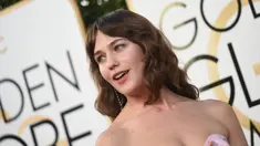 Aktris Lola Kirke tampil dalam ajang penghargaan Golden Globe 2017 yang dihelat di California, Minggu (8/1). Pemain film Mistress America tersebut percaya diri mengenakan gaun strapless dengan ketiak yang belum dicukur. (Valerie MACON/AFP)
