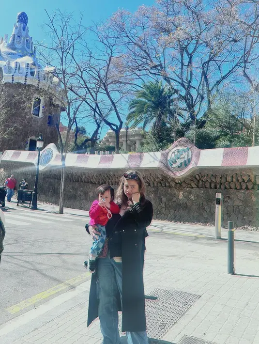 Long coat berwarna hitam lagi-lagi dipadukan dengan jeans yang bikin Felicya terlihat trendy [@felicyangelista_]