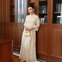 Simak strategi belanja barang branded cerdas ala Sosialita Fitria Yusuf Khalid di tengah perang tarif dan kurs Rupiah yang merosot. [@fitriayusuf_official].