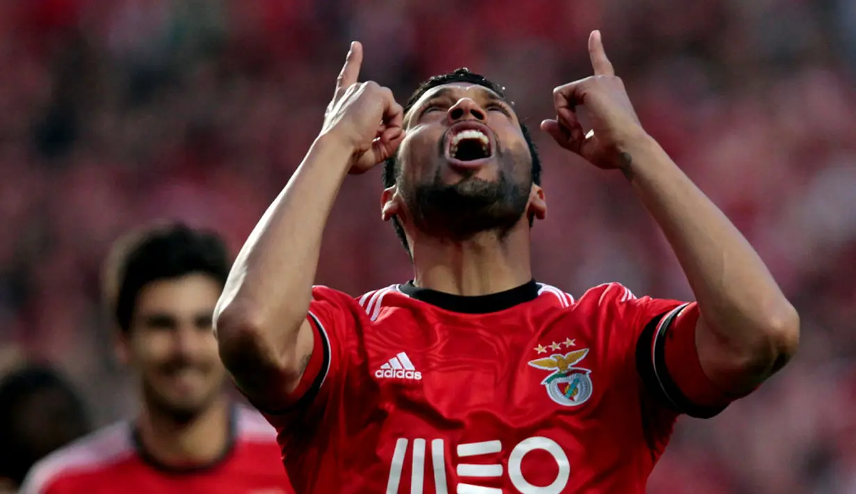 Selebrasi bek tengah Benfica, Ezequiel Garay, usai menjebol gawang Juventus dalam laga pertama semifinal Liga Europa di stadion Luz, Lisbon (25/4/2014) (REUTERS/Hugo Correia)
