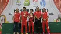 Pelatih ganda campuran, Richard Mainaky (kiri), Tontowi Ahmad, Liliyana Natsir, Gita Wirjawan, dan Rexy Mainaky berfoto bersama seusai konferensi pers di Pelatnas Bulutangkis PBSI, Cipayung, Jakarta Timur, Rabu (24/8/2016). (Bola.com/Arief Bagus)