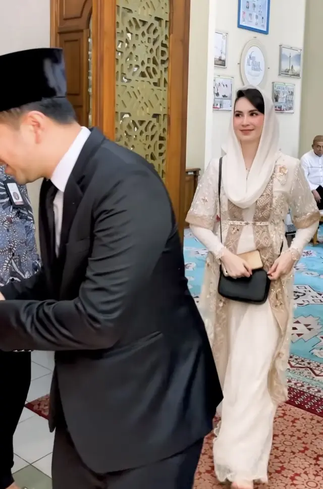 Istri pejabat nggak gengsi pakai tas seharga Rp 300 ribu, 6 gaya simpel Arumi Bachsin ini panen pujian