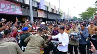 Presiden Joko Widodo atau Jokowi saat meninjau Pasar Sanggam Adji Dilayas, Kamis (26/9/2024). (Foto: Muchlis Jr - Biro Pers Sekretariat Presiden)