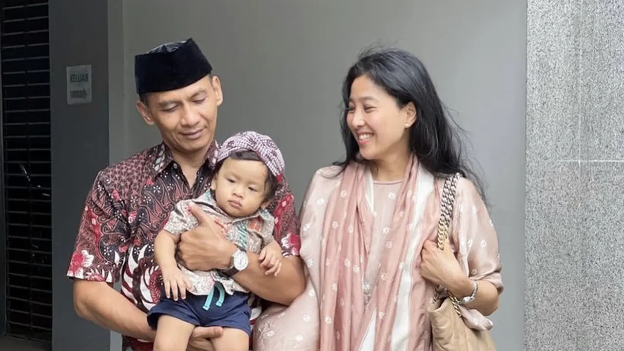 Gaya Kasual Olivia Zalianty Bersama Suami dan Anaknya