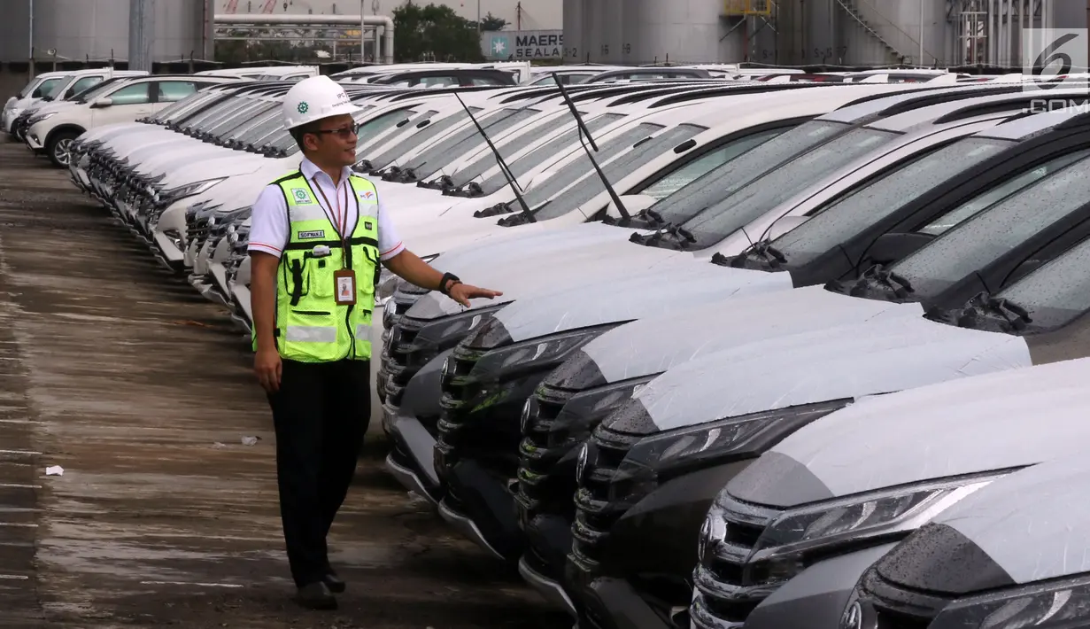 Pekerja mengecek mobil baru siap ekspor di IPC Car Terminal, Jakarta, Rabu (27/3). Pemerintah berencana memacu ekspor industri otomotif dengan harmonisasi skema PPnBM, yaitu tidak lagi dihitung dari kapasitas mesin, tapi pada emisi yang dikeluarkan kendaraan bermotor.  (Liputan6.com/Johan Tallo)