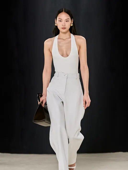 <p>Perhiasan Bakelite dirancang ulang dalam resin transparan dan rol lebar dari mantel ayun atau potongan di luar bahu mengembangkan kode sejarah glamor feminin untuk era yang baru. Setelan diiris tajam atau kulit dibuka ritsletingnya untuk dibuka memperlihatkan kilatan warna. Foto: Document/Ferragamo.</p>