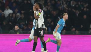 Penyerang Napoli, Rasmus Hojlund, berselebrasi setelah mencetak brace ke gawang Juventus dalam lanjutan Serie A Liga Italia 2025/2026 di Stadion Diego Armando Maradona, Senin (8/12/2025) dini hari WIB. (CARLO HERMANN / AFP)