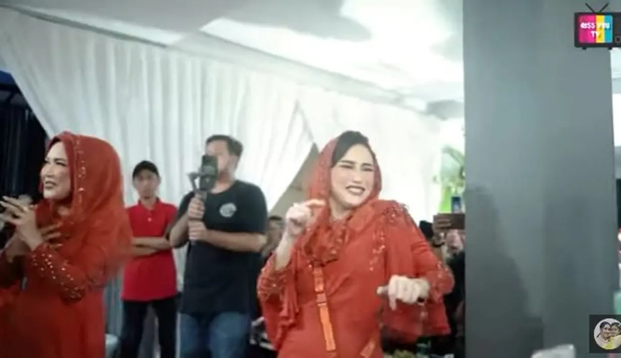 Ayu Ting Ting dan Umi Kalsum, berjoget bersama El Corona. (Foto: YouTube)