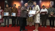 Ketua Umum PROPAMI (kiri) memberi piagam penghargan kepada Head of Protokol and Public Affairs Irnawati W Kahardja yang mewakili PT Surya Citra Media (SCM) Tbk dalam CSA Award 2019, Jakarta, Kamis (18/7/2019). SCM mendapat penghargaan CSA Award 2019 katagori growth stock. (Liputan6.com/Angga Yuniar)