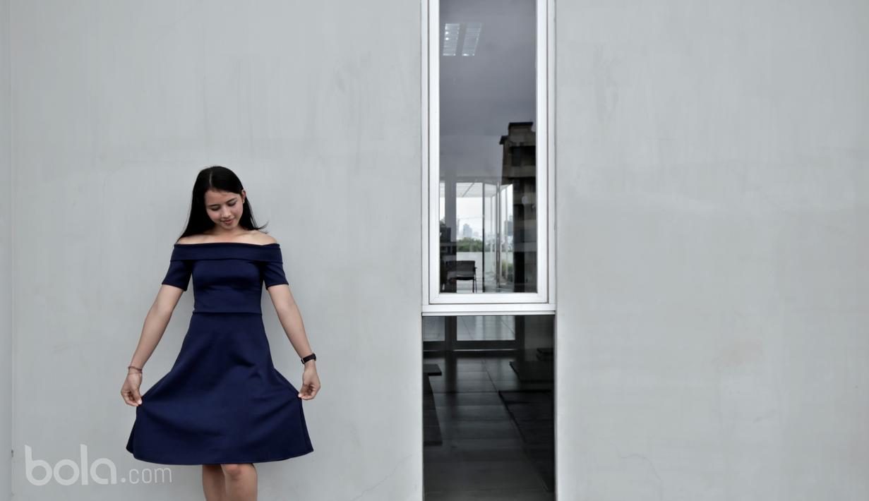 Ayu mengakui sempat berlatih menari tetapi setelah melihat kakanya bermain basket, Dia tertarik karena seru, ketika masuk SMP ada ekstrakulikuler basket dan Ayu pun mulai bermain basket saat menginjak kelas dua SMP. (Bola.com/Nicklas Hanoatubun)