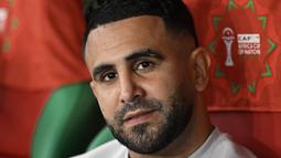 Pelatih Vladimir Petković juga memilih mencadangkan penyerang andalan mereka, Riyad Mahrez dan putra dari Zinedine Zidane, Luca Zidane di bawah mistar gawang. (AFP/Paul Ellis)