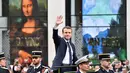 Presiden terpilih Prancis Emmanuel Macron melambaikan tangan saat berparade di jalan Champs Elysees setelah upacara peresmian sebagai Presiden Prancis, Paris, Minggu (14/5). (AFP PHOTO / CHARLY TRIBALLEAU)