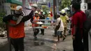 Warga bersama petugas mengevakuasi barang berharga saat terjadi kebakaran di kawasan padat penduduk di Jalan Simprug Golf II RT 4/8, Grogol Selatan, Kebayoran Lama, Jakarta Selatan, Minggu (21/8/2022). Hingga siang ini, petugas pemadam kebakaran bersama warga masih terus berusaha untuk memadamkan api. (Liputan6.com/Angga Yuniar)