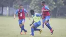 Striker Semen Padang, James Koko Lomel, berusaha melewati Satrio Syam saat latihan jelang laga final Piala Jenderal Sudirman melawan Mitra Kukar di Lapangan Sutasom, Jakarta, Jumat (22/1/2016). (Bola.com/Vitalis Yogi Trisna)