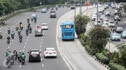 Sejumlah kendaraan melintasi ruas jalan menuju Sudirman, Jakarta, Rabu (27/4). Pelarangan kendaraan roda dua melintas dari Sudirman menuju arah Senayan masih dalam proses diskusi dengan pihak terkait dan juga Gubernur DKI. (Liputan6.com/Faizal Fanani)