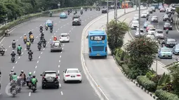 Sejumlah kendaraan melintasi ruas jalan menuju Sudirman, Jakarta, Rabu (27/4). Pelarangan kendaraan roda dua melintas dari Sudirman menuju arah Senayan masih dalam proses diskusi dengan pihak terkait dan juga Gubernur DKI. (Liputan6.com/Faizal Fanani)