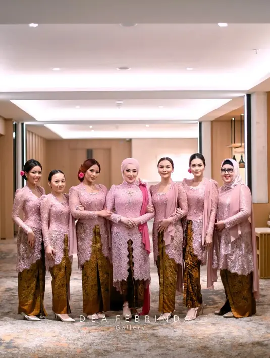 Saat momen siraman, keluarga Aaliyah kompak mengenakan kebaya dan beskap nuansa pink pastel yang lembut. Kebaya dan beskap pink itu dipadukan dengan kain batik coklat. [@deafebrindagallery/@thariqhalilintar].