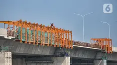 Pekerja menyelesaikan proyek 6 Ruas Tol Dalam Kota Seksi A rute Kelapa Gading-Pulo Gebang, Jakarta, Rabu (9/6/2021). Dirut PT Jakarta Tollroad Development Frans S. Sunito mengungkapkan pembangunan jalan tol tersebut ditargetkan selesai Juli 2021. (merdeka.com/Iqbal S. Nugroho)