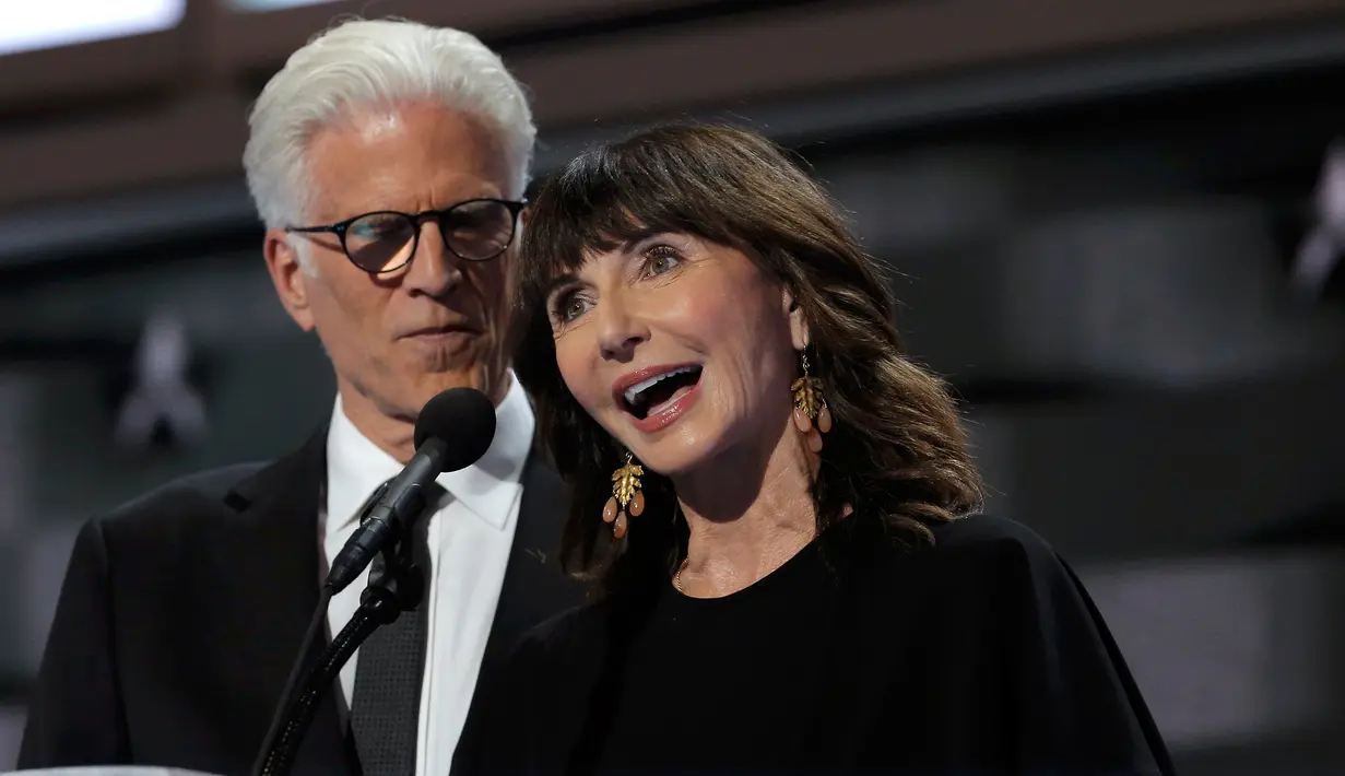Aktor Ted Danson dan Mary Steenburgen berbicara pada hari terakhir Konvensi Nasional Partai Demokrat di Philadelphia, Pennsylvania, AS, Kamis (28/7). (REUTERS/Jim Young)
