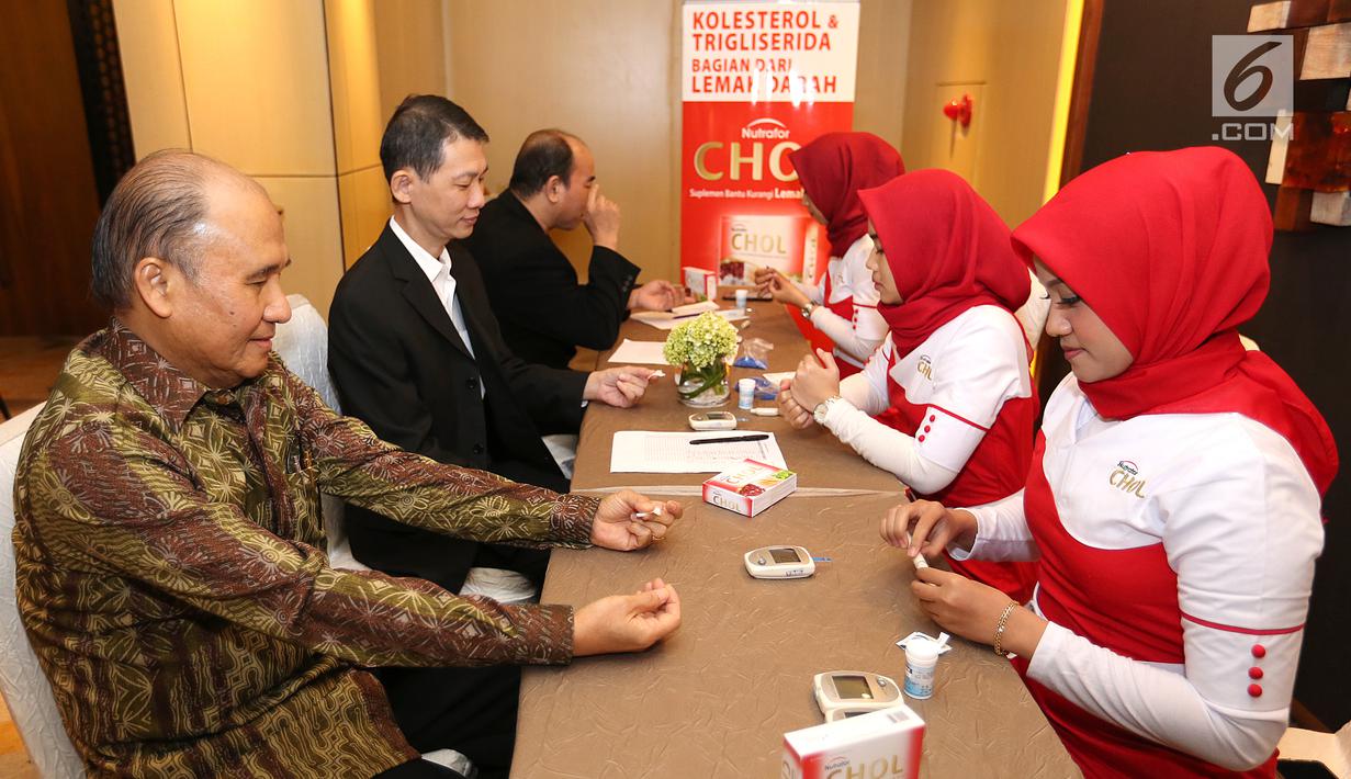 Petugas medis memeriksa cek kadar kolesterol para narasumber dalam rangka memperingati Hari Jantung Sedunia di Jakarta, Kamis (27/9). Kegiatan secara gratis digelar PT. Novell Pharmaceutical Laboratories. (Liputan6.com/Fery Pradolo)