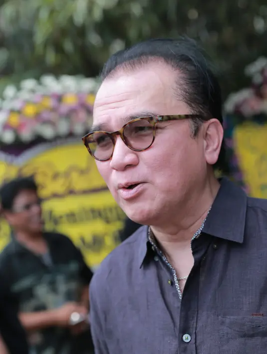 Tantowi yang juga musisi musik country melihat bahwa Mike adalah sosok penyanyi yang menjunjung tinggi profesionalitas. (Adrian Putra/Bintang.com)