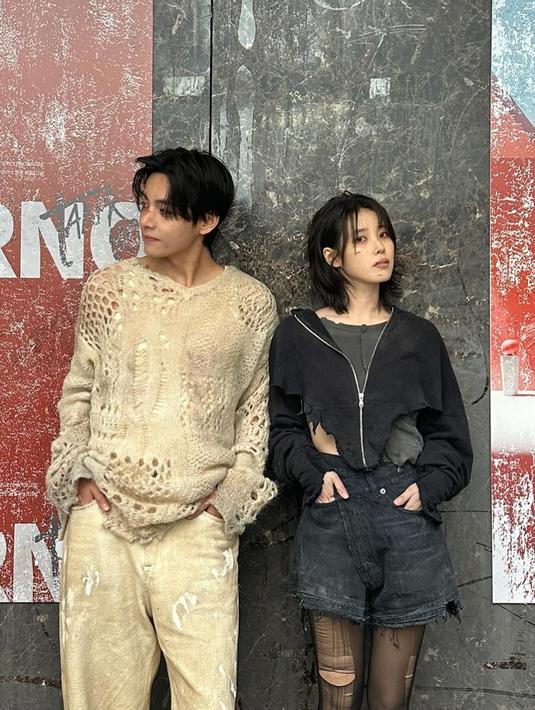 <p>Tentu saja, V banyak ditampilkan di dalamnya! Mereka berpose berlatarkan dinding di lokasi syuting. (Foto: Instagram/ dlwlrma)</p>