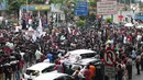 Pengemudi taksi online yang tergabung Aliansi Nasional Driver Online Indonesia melakukan aksi di depan Kantor GO-JEK Indonesia, Selasa (25/9). Mereka menuntut beberapa hal kepada pihak manajemen GO-JEK Indonesia. (Liputan6.com/Helmi Fithriansyah)