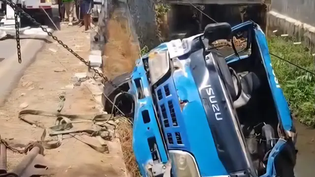 Rombongan Besan Terperosok Ke Dalam Kali Cikumpa Depok Gegara Rem Blong