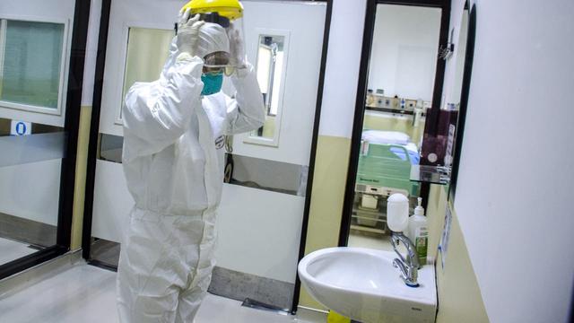 Petugas di RSHS Bandung