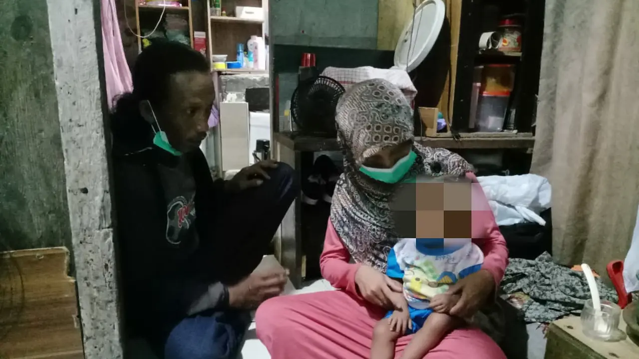 Balita Laila Fitriyah bersama orang tuanya Surahman (41) dan Yuliani (34) (Liputan6.com/Dian Kurniawan)