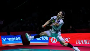 Aksi Jonatan Christie saat menghadapi Pakkapon Teeraratsakul dalam laga semifinal Indonesia Open 2026 yang berlangsung di Istora Gelora Bung Karno, Jakarta, Sabtu (6/6/2026). (Bola.com/Bagaskara Lazuardi)