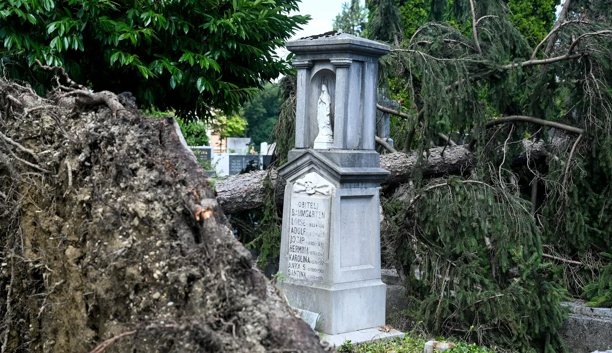 Ahli meteorologi mengatakan badai itu sangat kuat karena terbentuk setelah serangkaian hari yang sangat panas. (AFP/Denis Lovric)