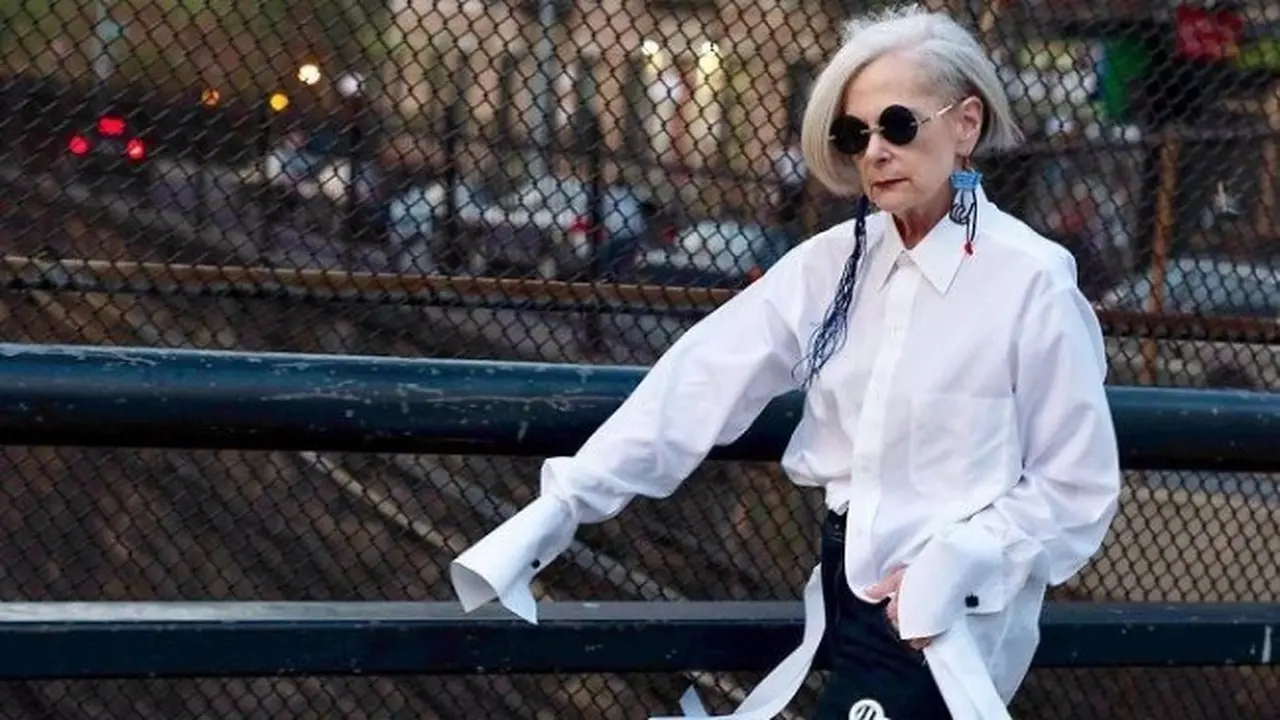 Dikira Ikon Fashion, Guru Usia 63 Tahun Kini Jadi Model Ternama