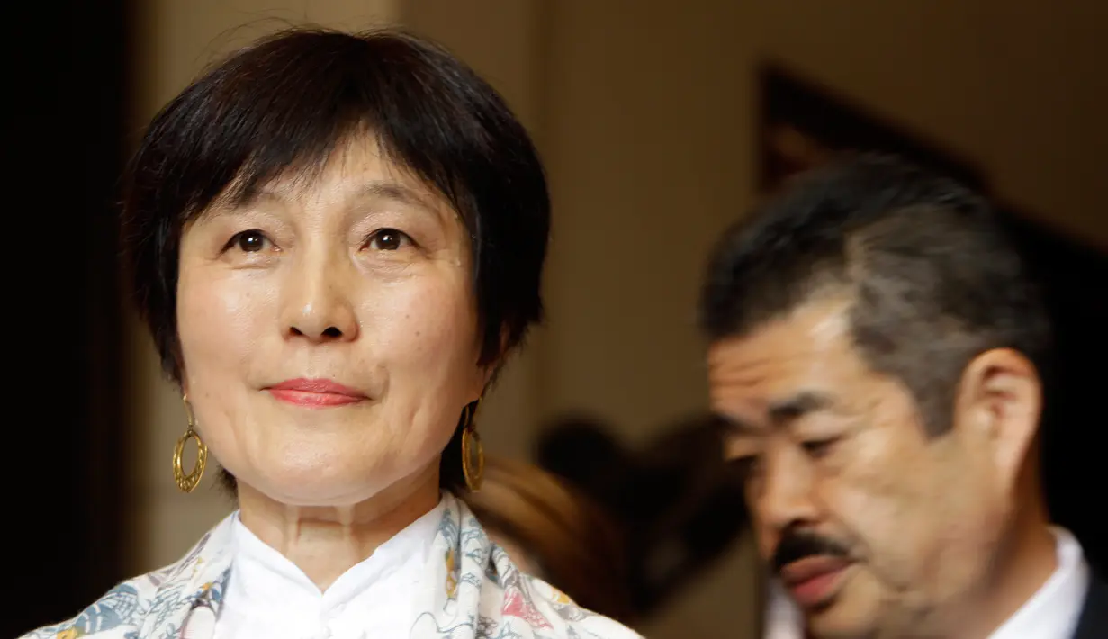 Kolektor Jepang Fumiko Takakuwa saat hadir dalam upacara serah terima artefak di Museum Nasional, Phnom Penh, Kamboja, Jumat (5/7/2019). Fumiko Takakuwa mengaku senang bisa mengembalikan sekitar 85 artefak ke Kamboja. (AP Photo/Heng Sinith)